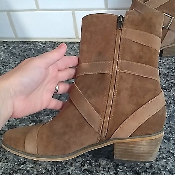 Joyfolie Winona Leather Suede Buckle Strappy Ankle Boots. Size 7 - Picture 16 of 16